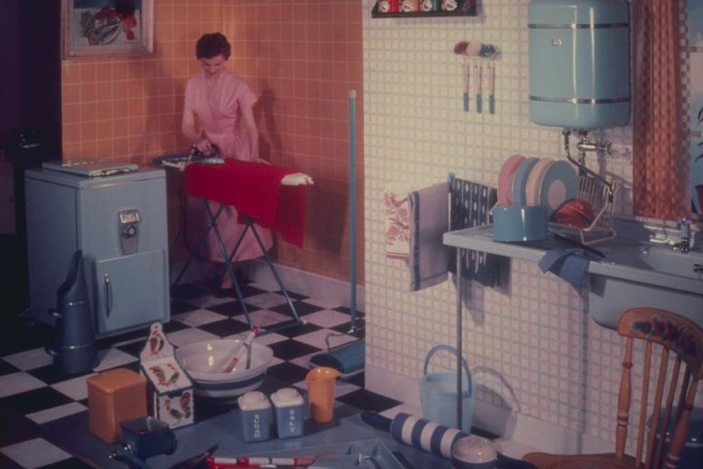 vintage housewife American dream